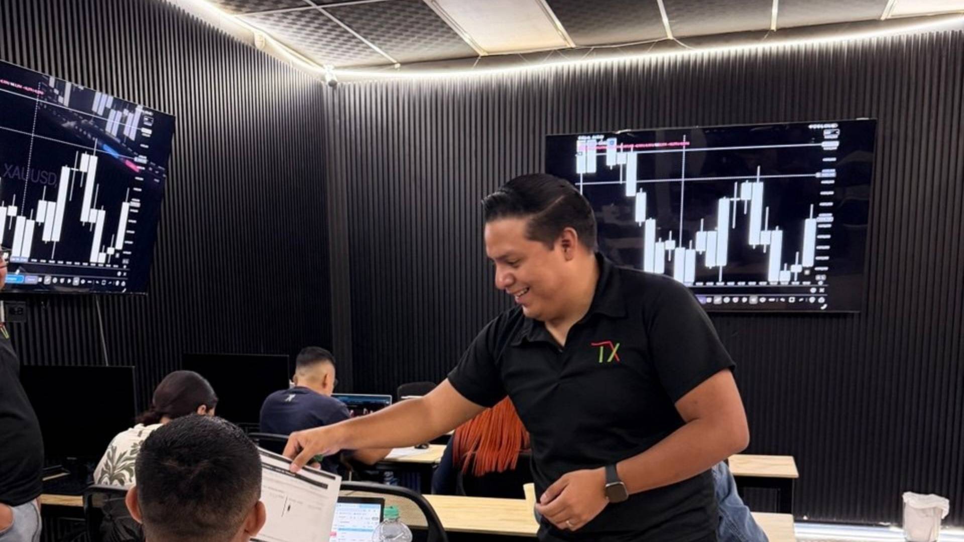 Instructor Fernando Servellón enseñando trading en TX Academy