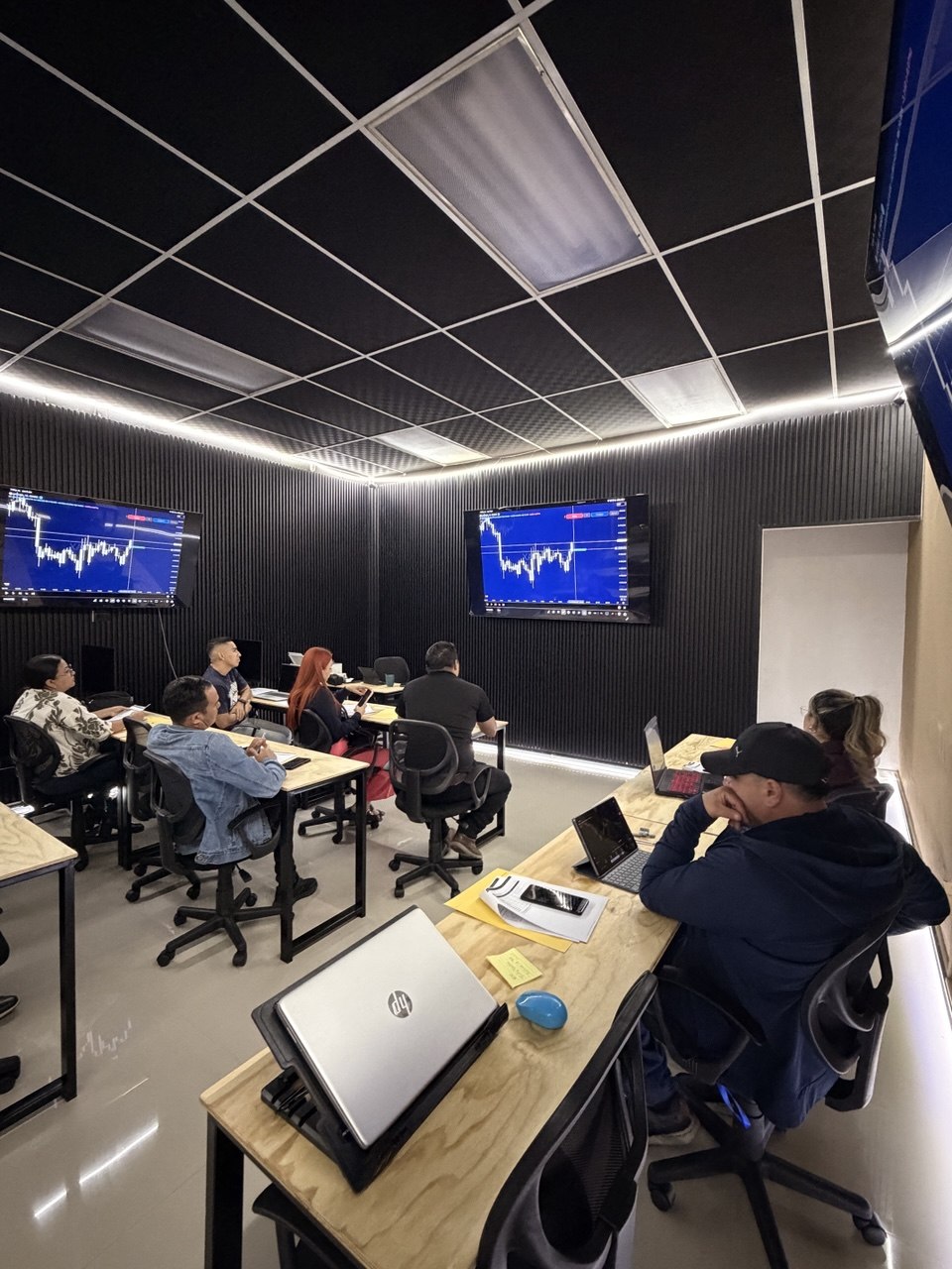 Local TX Academy en Colonia Escalón, San Salvador — academia de trading